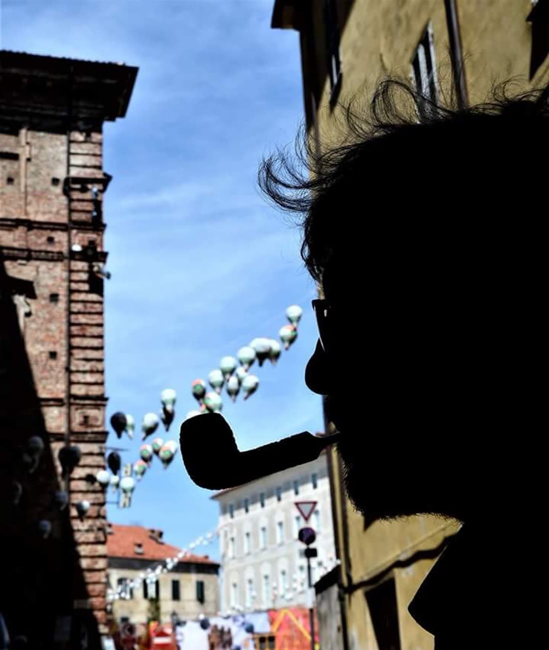Alessandro La Noce di profilo con la pipa, in controluce